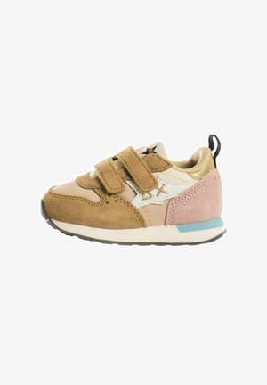 Helle und rosa Kindersneaker mit zwei Klettverschlüssen, aus Wildleder und Mesh-Materialien, Sternmotiv, weißer Sohle und hellblauen Akzenten an der Ferse.