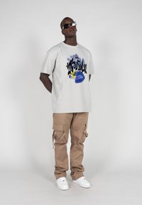 MJ Gonzales KISS X  - T-shirts print - lightasphalt