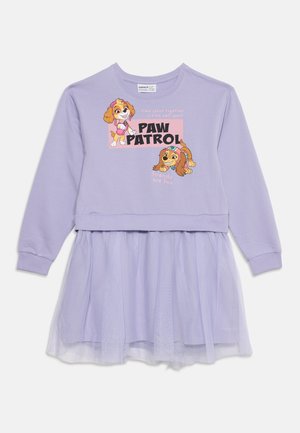 Robe lilas à manches longues avec les personnages de Paw Patrol et un texte en haut, avec une superposition de jupe en tulle.
