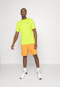 Nike Performance HYVERSE - T-Shirt sport - bright cactus/black