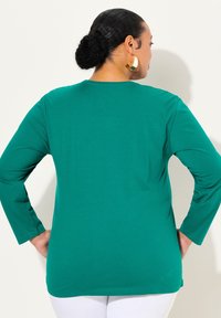 Ulla Popken GROSSE GRÖSSEN BASIC-V LANGARM  - Maglietta a manica lunga - classic emerald green