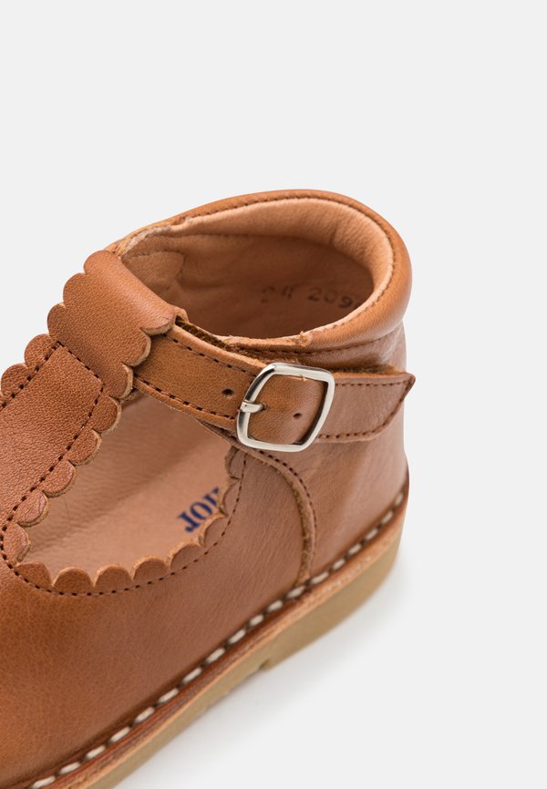 T-BAR SCALLOP - Touch-strap shoes - cognac3