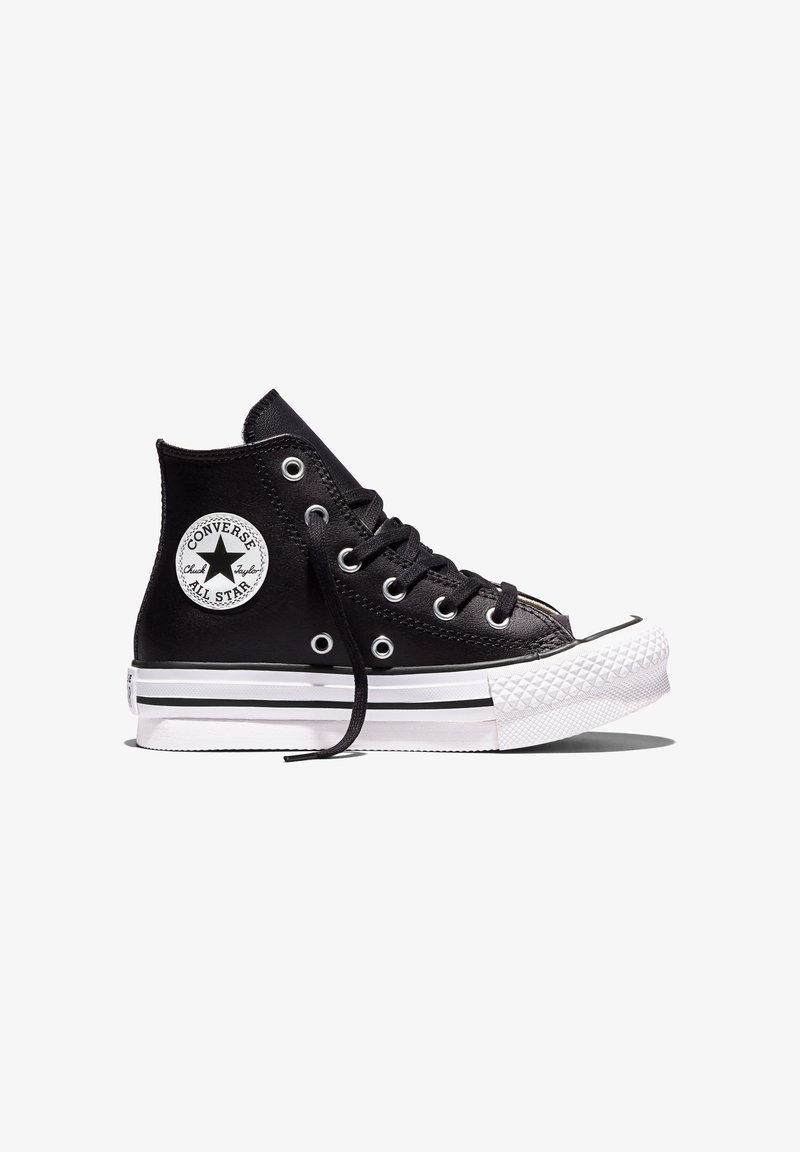 Czarny wysokotopowy sneaker Converse Chuck Taylor All Star z białą gumową podeszwą i naszywką z logo na kostce, widok z boku na białym tle.