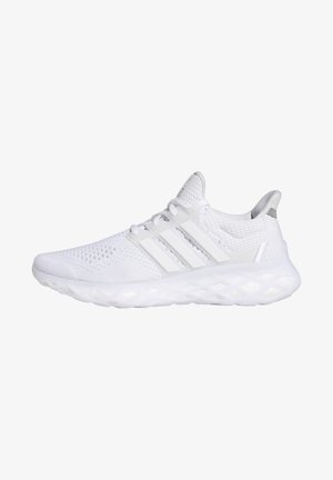 Zapatilla deportiva blanca de corte bajo con parte superior de punto, suela acolchada, cierre con cordones y tres rayas en el lateral, vista desde el lado exterior.