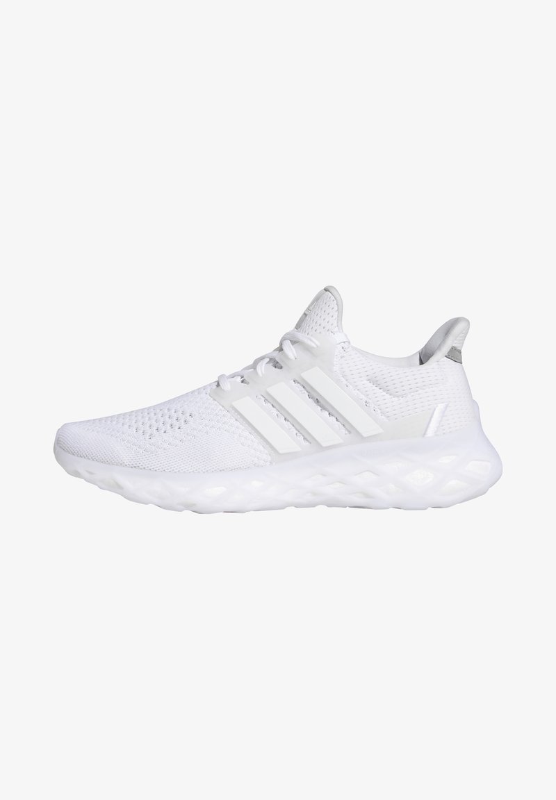 Chaussure de sport blanche basse avec tige en maille, semelle amortie, fermeture à lacets et trois bandes sur le côté, vue de l'extérieur.