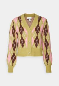 Stickad cardigan med en kortad passform, prydd med ett diamantmönster i rosa, brunt och grönt. Avslutas med en V-hals och tre knappar.