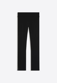 Pantaloni negri, lungime completă, croială slim, cu talie largă elastică, așezați pe o suprafață albă.