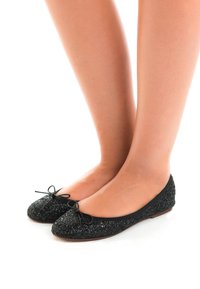 Ballerine nere con glitter, caratterizzate da una punta arrotondata, un fiocco decorativo sulla parte anteriore e una tomaia testurizzata con suola liscia.