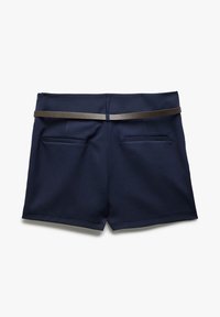 Shorts ajustés bleu marine avec une taille plate, dotés d'une ceinture marron, de deux poches arrière et d'une texture de tissu lisse et mate.