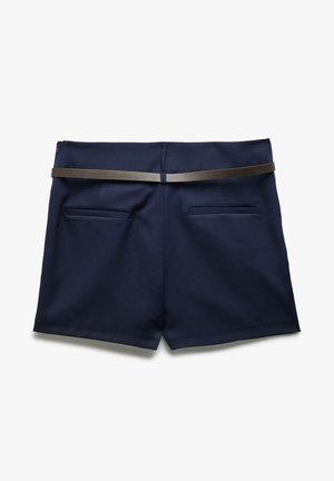 Marineblaue, maßgeschneiderte Shorts mit flachem Bund, ausgestattet mit einem braunen Gürtel, zwei Gesäßtaschen und einer glatten, matten Stoffoberfläche.