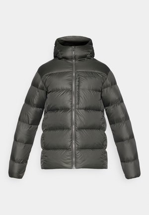 Casaco puffer verde-escuro com capuz, apresentando fecho zip, design acolchoado e punhos elásticos. Feito de material leve e suave.