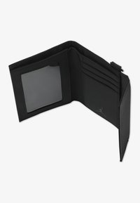 Schwarze Geldbörse mit glatter Stofftextur, mehreren Kartenfächern, einem durchsichtigen ID-Fenster und einem Logodruck im unteren Bereich.