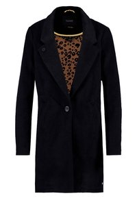 Schwarzer Mantel mit Reverskragen, einzelnem Knopfverschluss und zwei vorderen Taschen; Innenfutter mit Leopardenmuster; weicher, strukturierter Stoff.