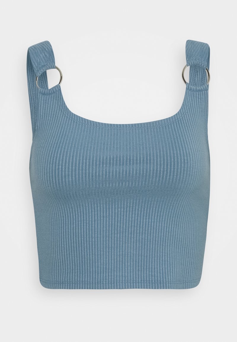 Crop top côtelé bleu avec un col carré et des bretelles avec des détails en anneaux métalliques argentés.