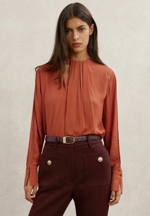 REGULAR FIT - MARTA DRAPE-DETAIL ASYMMETRIC  - Pluus - copper