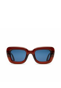 Röda genomskinliga rektangulära solglasögon med blåa linser och tjocka bågar. Har en subtil design på skalmarna.