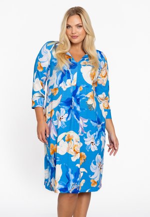 Kurzärmliges blaues Kleid mit lebhaftem Blumenmuster in Weiß und Orange; V-Ausschnitt, knielang, weicher Stoff, ausgestellte Silhouette.