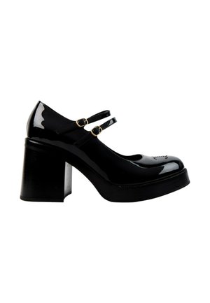 Chaussure Mary Jane en cuir verni noir avec deux fines brides et boucles dorées, talon bloc et bout arrondi avec détail perforé.