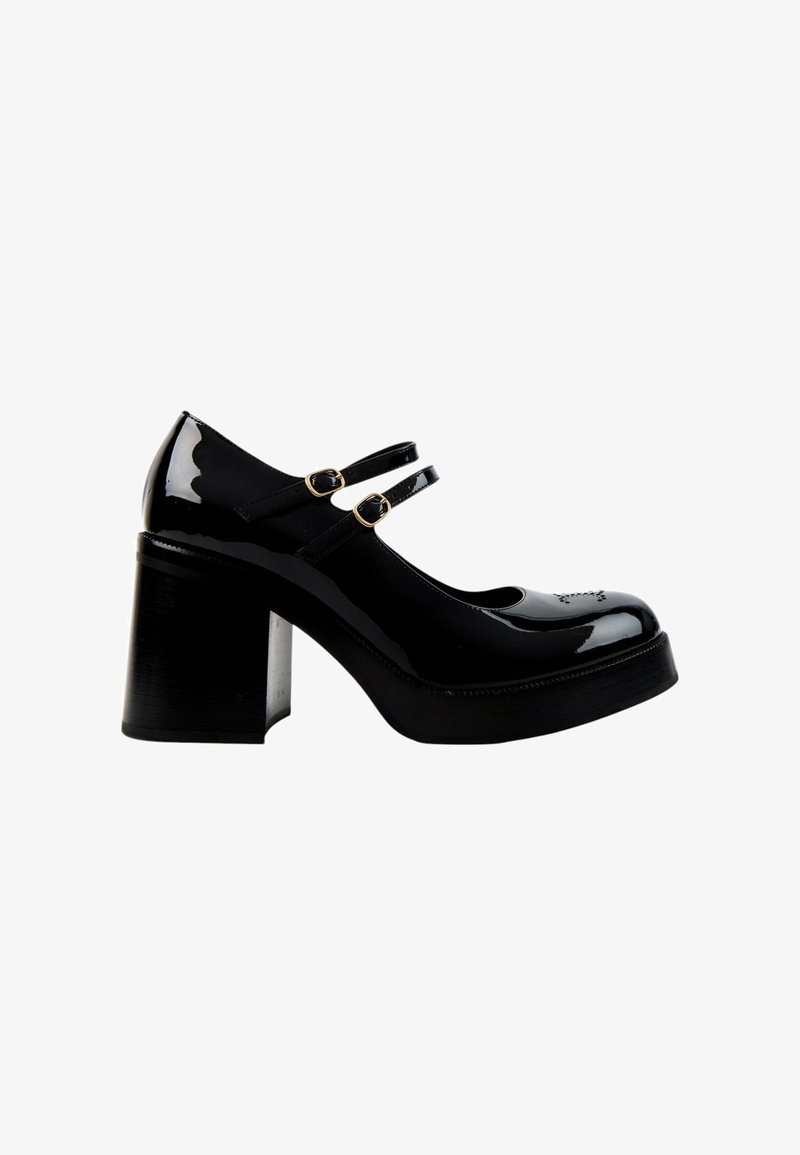 Chaussure Mary Jane en cuir verni noir avec deux fines brides et boucles dorées, talon bloc et bout arrondi avec détail perforé.