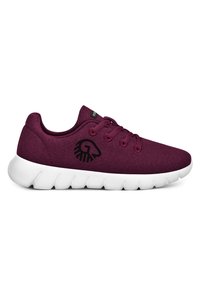 Burgunderfarbene Stoff-Sneaker mit weißer Sohle, ausgestattet mit einem schwarzen Logo und Schnürsystem. Rundliche Form und strukturierte Stoffoberfläche.