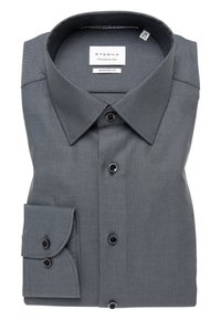 Grå, textured skjorte foldet pænt. Har en klassisk krave, sorte knapper og en brystlomme. Moderne pasform med subtile mønsterdetaljer.