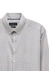 Weißes Hemd mit Knöpfen und kleinem schwarz-grauem Kreismuster sowie einem "Bugatti"-Markenlabel im Kragen.