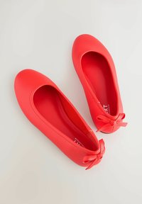 Rote Ballerinas aus glattem synthetischem Material mit rundem Zeh und einer dekorativen Schleife an der Ferse. Das Innenfutter ist ebenfalls rot.