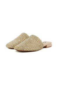 Mule in oro con applicazioni di piccole pietre brillanti, con punta arrotondata e tacco basso a blocco. Interno liscio con suola piatta.