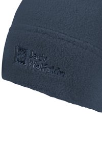 Berretto in fleece blu scuro con una texture morbida, con il logo ricamato "Jack Wolfskin" sul davanti. Forma arrotondata, senza ulteriori motivi.