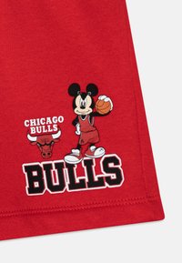 Outerstuff NBA TEAMS DISNEY SHORTS UNISEX - Klubruházat - university red