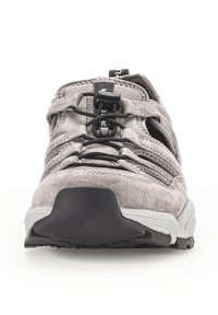 Grijze wandelschoen met een gestructureerde suede bovenkant, elastisch vetersysteem en een stevige zwarte rubberen zool. Beschikt over een uitgesproken profiel voor grip.
