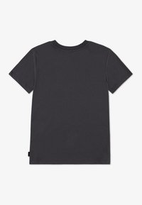 Tamsiai pilka trumpomis rankovėmis medvilninė marškinėliai, turintys klasikinius apvalius kaklo linkius ir lygų tekstūruotą paviršių be papildomų raštų.