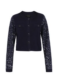 Kék kötött kardigán elülső gombokkal, hosszú ujjakkal, amelyek flitterekkel vannak díszítve, texturált, díszes megjelenést kölcsönözve.