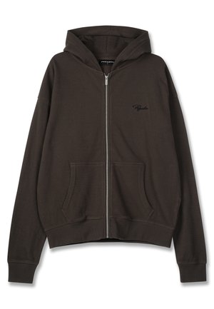 Rjava rebrasta zip-up kapuca z kapuco, dvema sprednjima žepoma in majhnim izvezenim logotipom na levi strani. Mehak material in sproščen kroj.