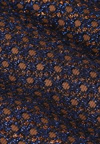 Tissu tissé bleu et marron avec un tissage ouvert à motif et des accents métalliques ; présente des fils brillants entrecoupés de zones texturées.