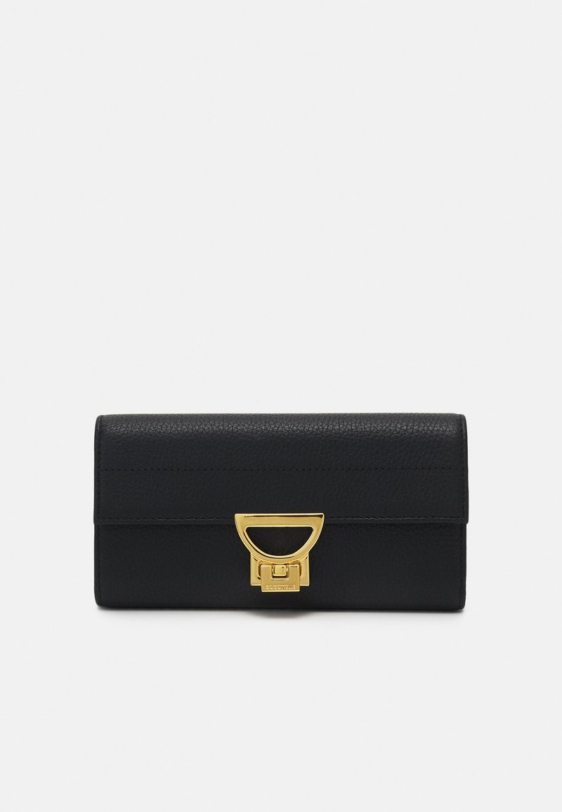 Portafoglio in pelle nera con finitura testurizzata, dotato di una chiusura in metallo color oro e forma rettangolare. Interno liscio con più scomparti per carte.