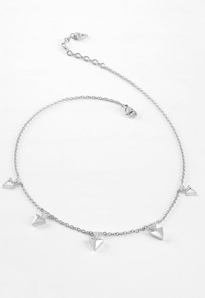 Collier chaîne en argent avec six petits pendentifs triangulaires espacés de manière égale, chacun décoré de cristaux clairs, sur fond blanc.