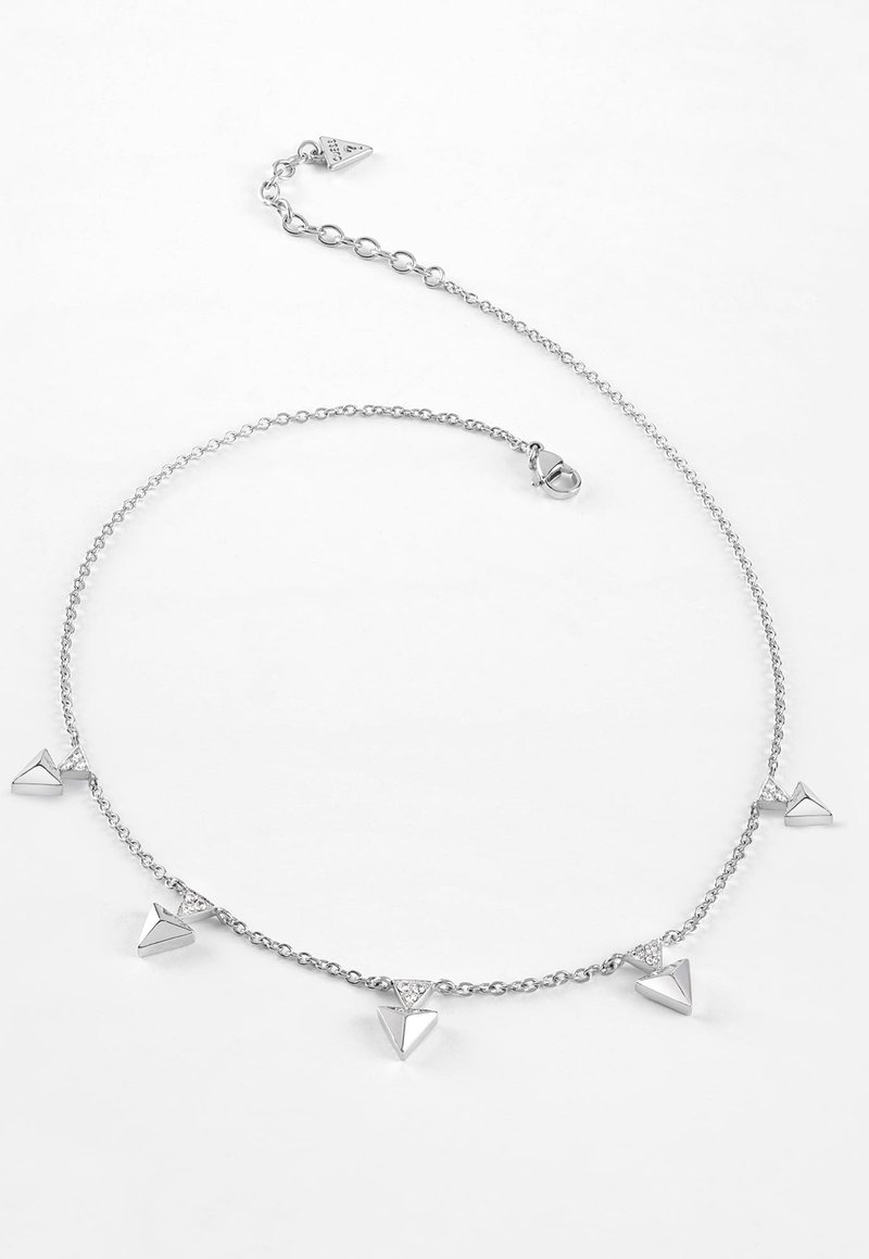 Collier chaîne en argent avec six petits pendentifs triangulaires espacés de manière égale, chacun décoré de cristaux clairs, sur fond blanc.
