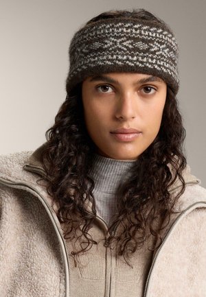 Fascia in maglia marrone e grigio, caratterizzata da un motivo testurizzato. Indossata con una giacca in pile beige chiaro con zip sopra un dolcevita a coste.