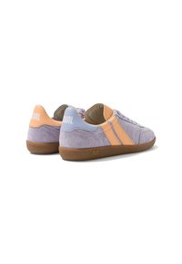 Paire de baskets en suède violet clair avec des accents orange et bleu au talon et des bandes orange, semelles en caoutchouc marron et lacets sur fond blanc.