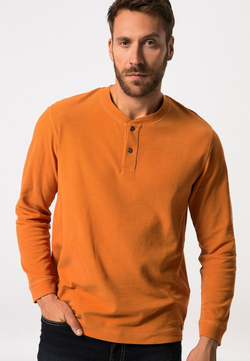 Maglietta Henley arancione a maniche lunghe realizzata in tessuto a costine, con scollatura rotonda, patta con due bottoni e maniche aderenti.