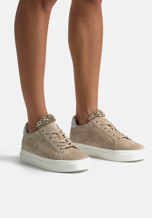 Sneakers in suede beige con suola bianca, caratterizzati da un colletto alla caviglia impreziosito da cristalli e accenti in argento sulla parte posteriore.