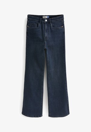 Sötét farmerből készült, bőszárú farmernadrág. Öt zsebből áll, gombos cipzárral záródik, és egyenes, laza lábnyílásokkal rendelkezik.