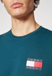 Tommy Jeans SLIM ESSENTIAL FLAG TEE - Tričko s potlačou - deep seawater