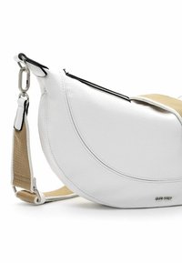Borsa a tracolla in pelle bianca con un design curvo, dotata di una tracolla color marrone, chiusura a zip nera e dettagli del marchio in rilievo.
