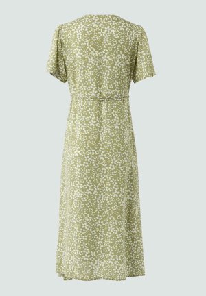 Robe à imprimé floral vert avec des manches courtes, une taille cintrée et une jupe fluide. Elle possède un col rond et un motif texturé subtil.