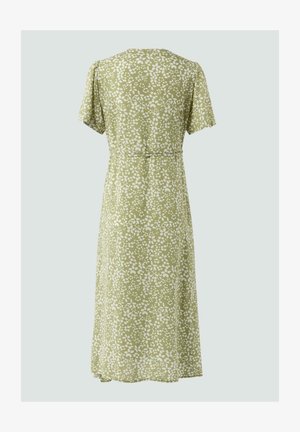 Robe à imprimé floral vert avec des manches courtes, une taille cintrée et une jupe fluide. Elle possède un col rond et un motif texturé subtil.