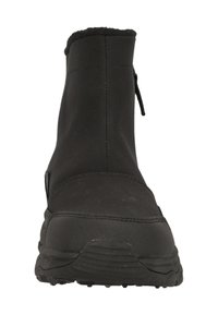 Svart ankelboot med en slät syntetisk ovandel, texturerad gummisula och ett fodrat krage av fleece. Har en siddragkedja för enkel påtagning.