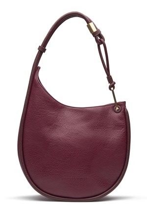 Borsa a spalla a forma di mezzaluna in morbida pelle bordeaux, con tracolla regolabile e dettagli in metallo dorato.