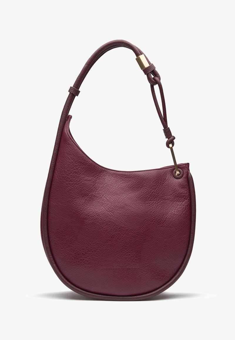 Borsa a spalla a forma di mezzaluna in morbida pelle bordeaux, con tracolla regolabile e dettagli in metallo dorato.